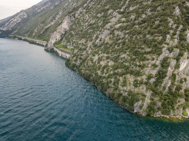 Suya yansıyan deniz manzarası