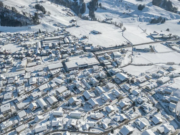 Vista Aérea Cidade Com Casas Cobertas Neve — Fotografia de Stock