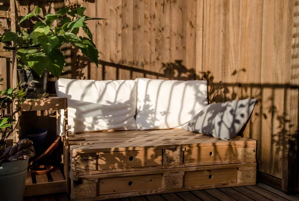 Gezellige Houten Palletbank Balkon — Stockfoto