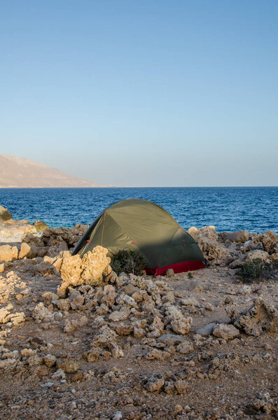 Дикий лагерь в Омане с крошечной палаткой
 