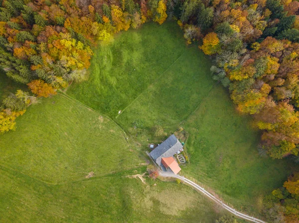 Vista Aérea Casa Campo Nas Montanhas Suíças Temporada Outono — Fotografia de Stock