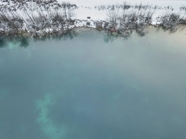 氷の中のニューラルネットワークのような壮大な構造を持つ凍結湖 — ストック写真