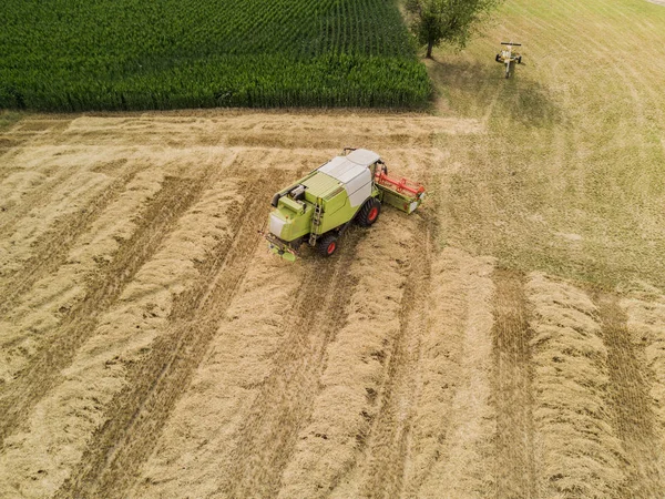 Vue Aérienne Moissonneuse Batteuse Sur Les Terres Agricoles Suisse — Photo