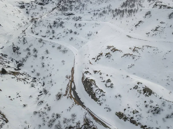 Flygfoto Böjda Och Snötäckta Väg Vinterlandskapet — Stockfoto