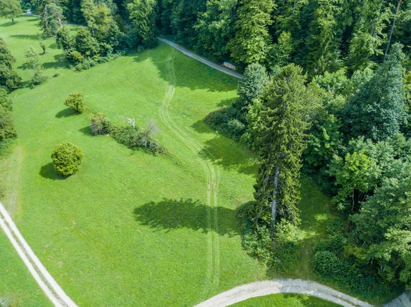 スイスで日没の間の農村部の道路の空中ビュー — ストック写真