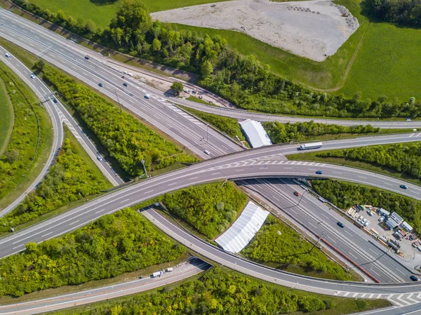 瑞士大型公路交叉口的空中景观 — 图库照片