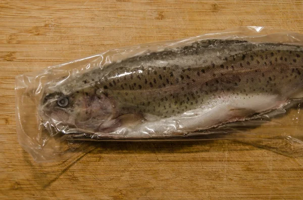 プラスチック製の包装で密封され 凍結されたニジマス魚 — ストック写真