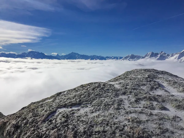 Gamma Montuosa Nelle Alpi Svizzere Sopra Copertura Nuvolosa Nella Giornata — Foto Stock