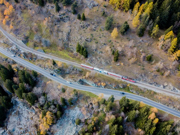 Luftaufnahme Von Bahngleisen Und Straße Gebirgstal Der Schweiz — Stockfoto