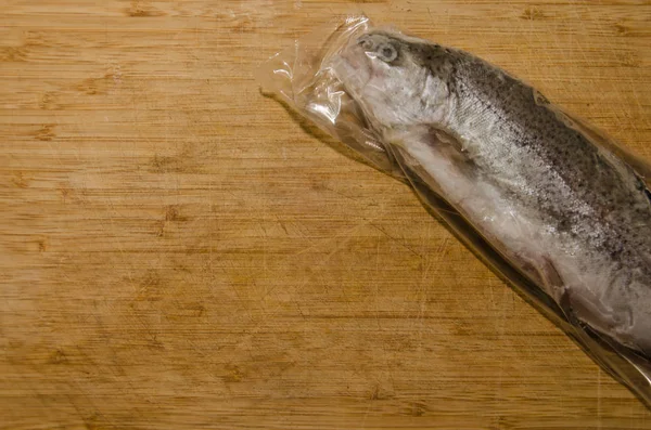 Pesce Trota Iridea Sigillato Congelato Imballaggio Plastica — Foto Stock