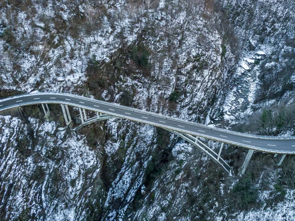 มมองทางอากาศของสะพานถนนในสว ตเซอร แลนด เหน บเขาล — ภาพถ่ายสต็อก