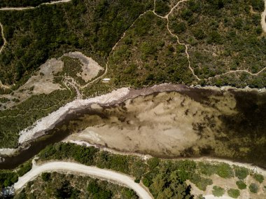 İsviçre 'deki uzak ve vahşi nehir hissinin havadan görünüşü. Ormanda güzel sonbahar renkleri. Doğadaki vahşi yaşam kavramı.