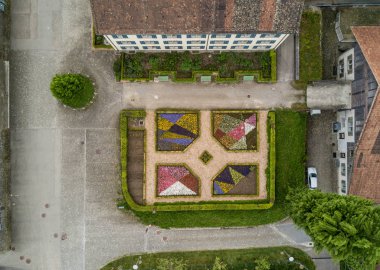 Küçük kasabadaki apartmanlı kentsel binaların havadan görünüşü