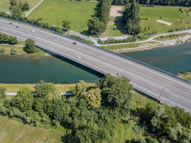 Zürih yakınlarındaki nehir üzerindeki karayolu köprüsünün havadan görüntüsü