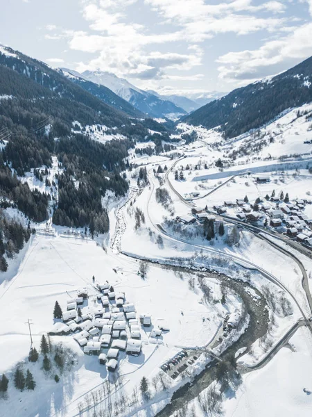Widok Powietrza Pokrytych Śniegiem Dachów Górskiej Wiosce Zimie — Zdjęcie stockowe