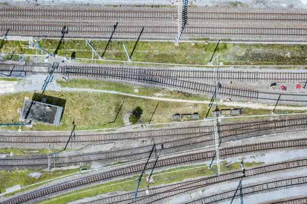Büyük Demiryolu Pistinde Yük Vagonlarının Hava Görüntüsü Modern Lojistik Kavramı — Ücretsiz Stok Fotoğraf