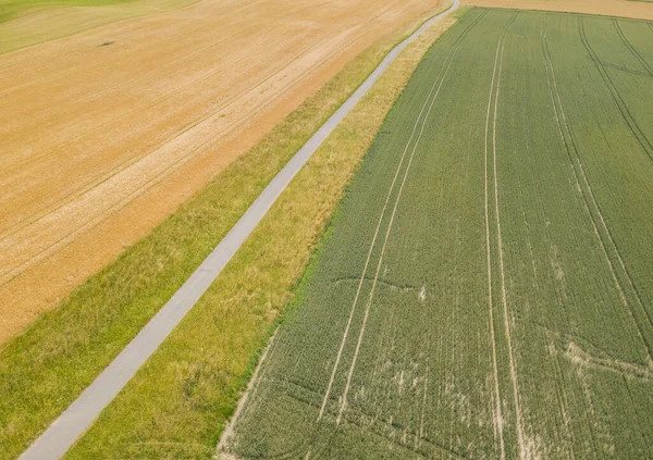 Flygfoto Väg Längs Två Jordbruksfält Sommaren — Stockfoto