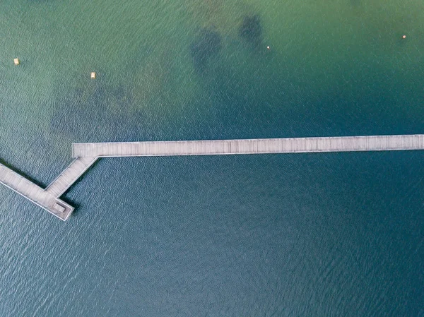 Letecký Pohled Pěší Most Přes Jezero Úzký Dřevěný Most — Stock fotografie