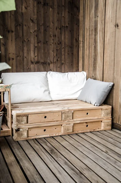 Gezellige Houten Palletbank Balkon — Stockfoto