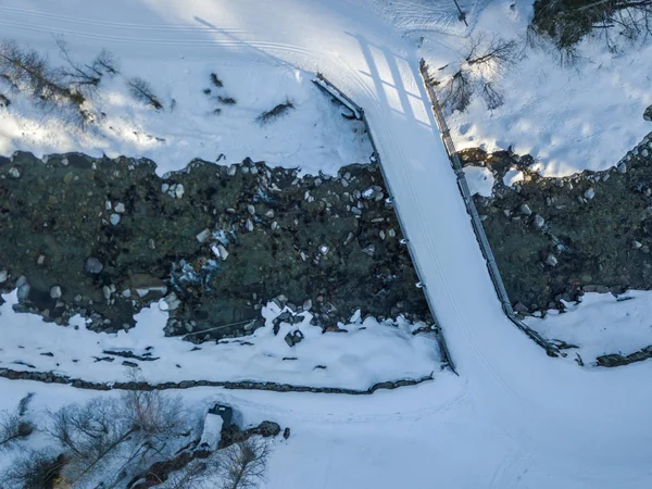 Flygfoto Över Bron Över Floden Rinner Genom Snö — Stockfoto