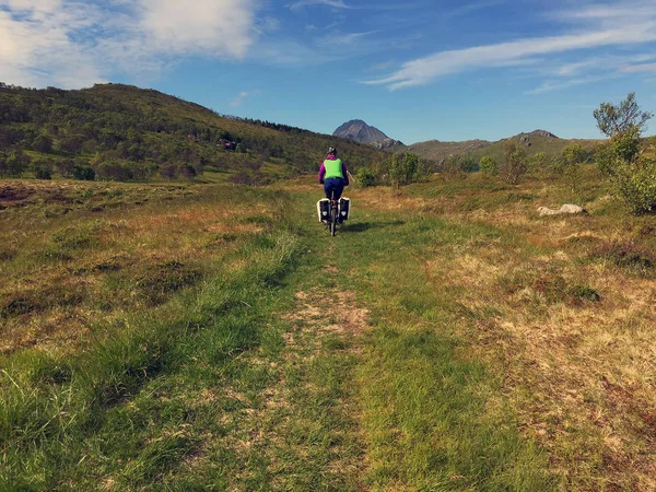 Hombre Montando Una Bicicleta Una Colina Sendero Rural — Foto de Stock