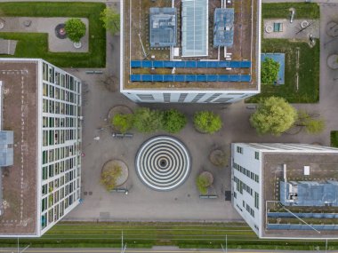 Siyah ve beyaz çember çeşmesinin havadan görünüşü