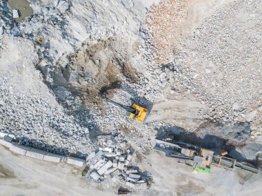 İnşaat alanındaki büyük kazıcının hava görüntüsü.