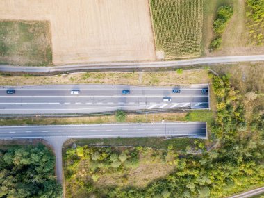 İsviçre 'de otobanın üzerindeki yaban hayatı üst geçidinin havadan görünüşü