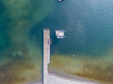 Göl kıyısının havadan görünüşü, insan yok. Güzel deniz tabanı