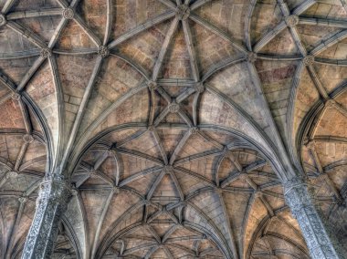 arkaplanda güzel sütunlar ve tavan