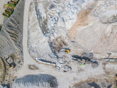 İnşaat alanındaki büyük kazıcının hava görüntüsü.