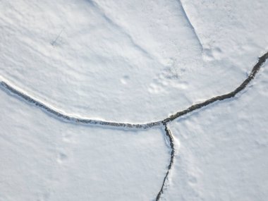 Dümdüz akan dereyle kaplı kar manzarası 