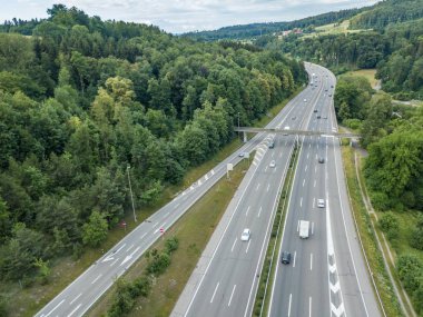  İsviçre, Avrupa 'da ormandaki karayolu köprüsünün havadan görünüşü