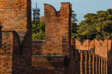 Arka planda kaledeki eski tuğla duvarlar,