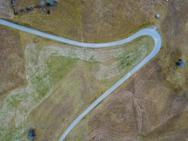 İsviçre, Avrupa 'da gün batımında çalılarla kaplı kırsal arazide yol manzarası