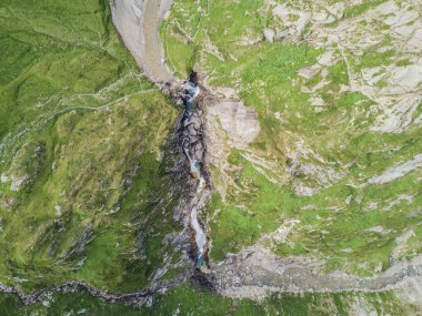 İsviçre dağlarındaki şelalenin havadan görünüşü