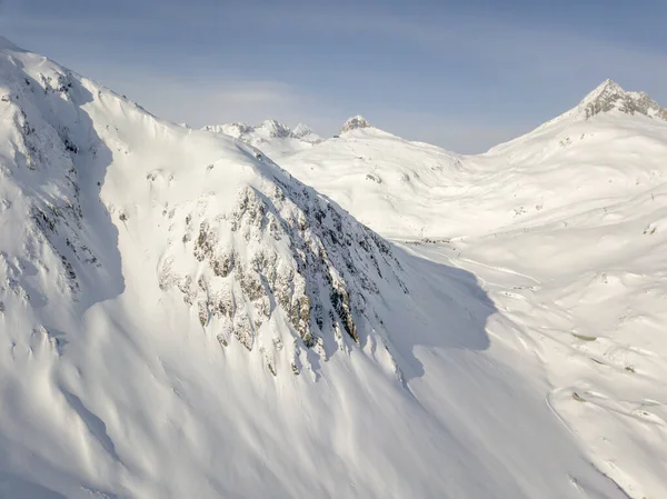 스위스 알프스산맥 의산들을 뒤덮은 공중에서 바라본 — 스톡 사진