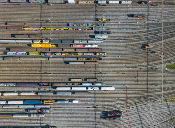 Büyük Demiryolu Pistinde Yük Vagonlarının Hava Görüntüsü Modern Lojistik Kavramı — Stok fotoğraf