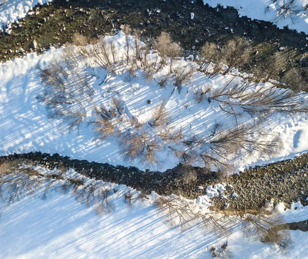 Flygfoto Snötäckta Stenar Floden Rinner Genom Vintern — Stockfoto