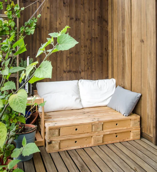 Przytulna Drewniana Kanapa Paletowa Balkonie — Zdjęcie stockowe