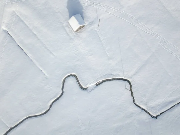 Luftaufnahme Des Mäandernden Flusses Auf Schneebedecktem Boden — Stockfoto