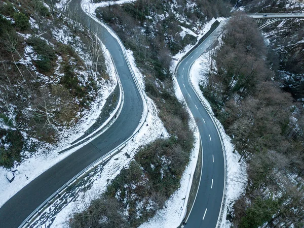 Luftaufnahme Einer Kurvenreichen Strasse Durch Verschneite Landschaft Den Schweizer Bergen — Stockfoto