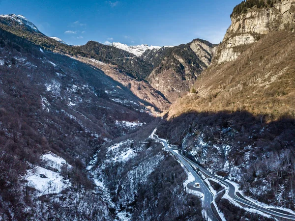 Vista Aérea Carretera Montaña Través Del Valle Salvaje Los Alpes —  Fotos de Stock