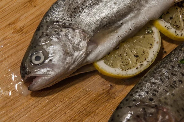 Regenbogenforellenfische Auf Holztisch Zum Kochen Bereit — Stockfoto