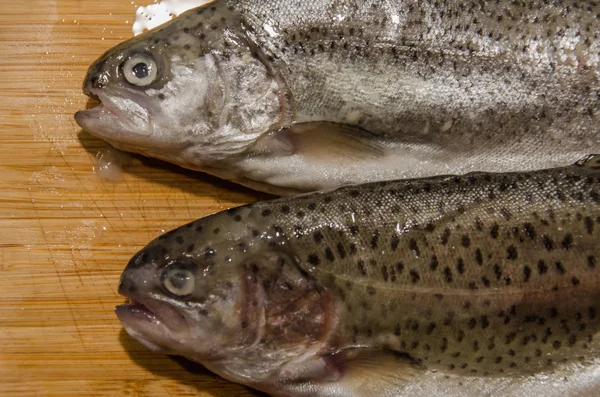 Regenbogenforellenfische Auf Holztisch Zum Kochen Bereit — Stockfoto