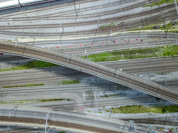 Büyük demiryolu pistinde yük vagonlarının hava görüntüsü. Modern lojistik kavramı.