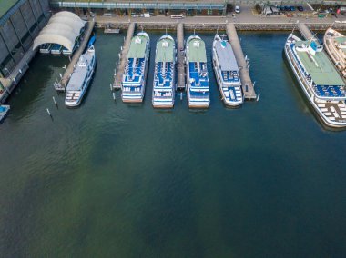 Limandaki yolcu feribotunun hava görüntüsü. İniş yapan gemiler 