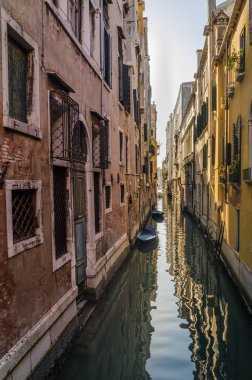 Kasabada duvarlardan yansıyan bir kanal