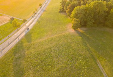 İsviçre 'de gün batımında kırsal alanda hava manzaralı yol