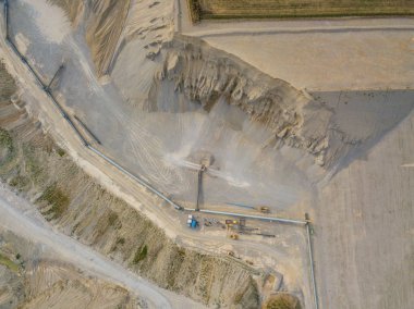 Ham madde taşımacılığı için açık çakıl ocağındaki taşıma bandının hava görüntüsü